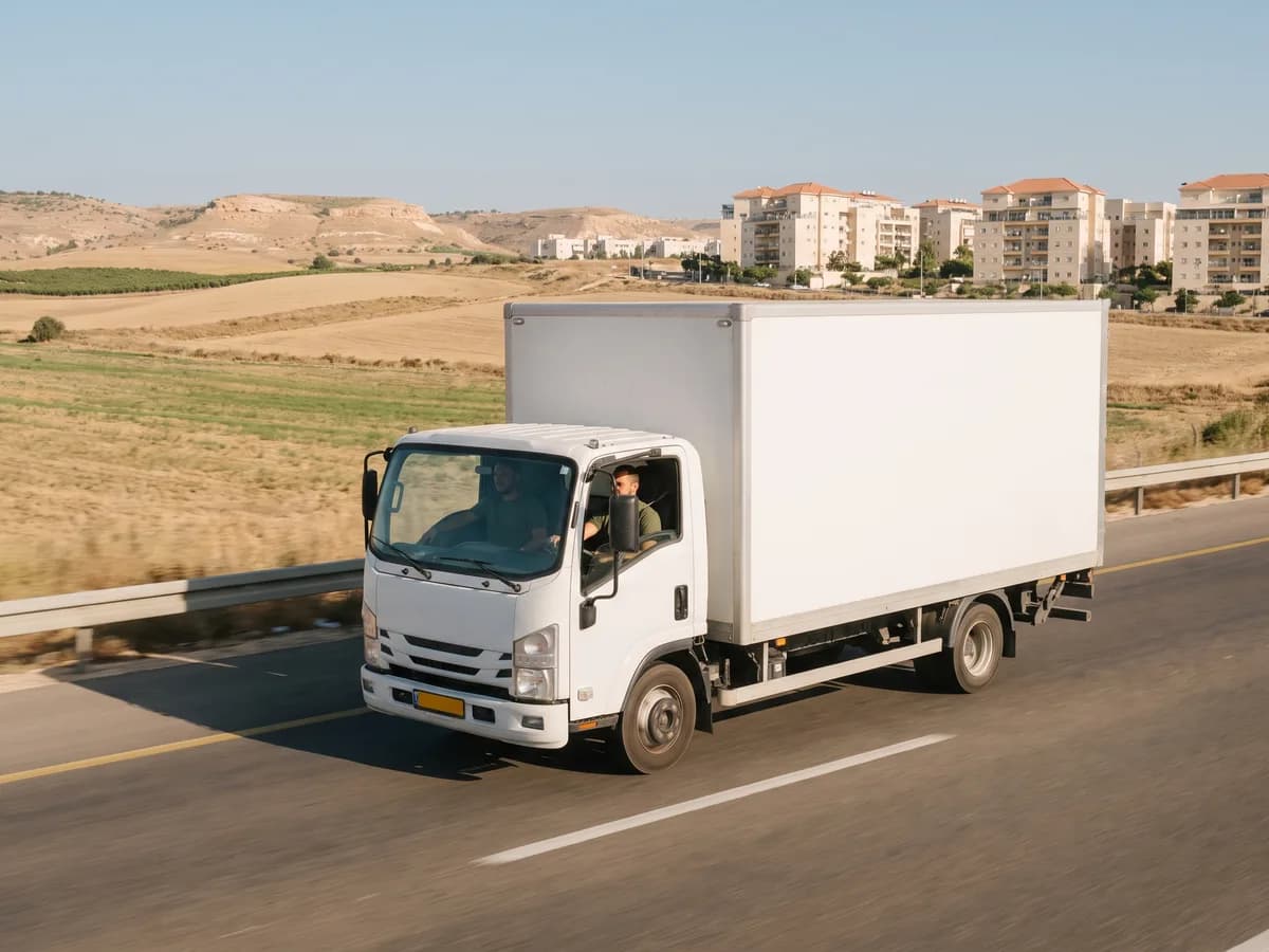 משאית הובלות בכביש בין־עירוני